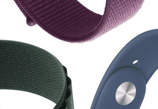 Apple Watch Series 10 พร้อมสายแบบ Sport Band สีฟ้าเดนิม ข้างๆ สายแบบ Sport Band สีพลัม, สายแบบ Sport Band สีสตาร์ไลท์ และสายแบบ Alpine Loop สีเขียวเข้ม