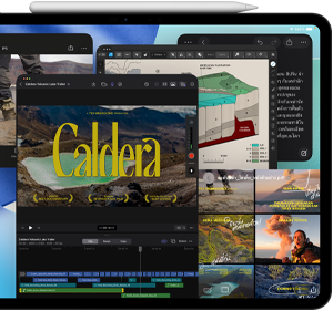 ตัวเครื่องภายนอกด้านหน้าของ iPad Pro, วางในแนวนอน, สีดำสเปซแบล็ค, Apple Pencil วางอยู่ด้านบนอุปกรณ์, จอภาพแสดงหน้าต่างของหลายแอปหลายที่เรียงต่อกัน รวมถึง Final Cut Pro ที่มีคุณสมบัติในการตัดต่อวิดีโอและหลายไทม์ไลน์เปิดอยู่, แผนที่, โน้ต และคลิปสื่อหลายคลิป