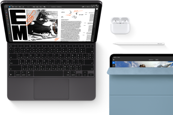 iPad Pro ที่ติดเข้ากับ Magic Keyboard, ตัวเครื่องภายนอกด้านหน้า, สีดำสเปซแบล็ค, มุมมน, ขอบจอภาพสีดำ, เปิดกางอยู่, จอภาพแสดงแอปแก้ไขบทความที่มีข้อความและภาพถ่ายของผู้หญิงคนหนึ่งกำลังเล่นเพลง, AirPods 4 ในเคสที่เปิดกางอยู่, ปก Smart Folio สีฟ้าบน iPad Pro ที่มี Apple Pencil Pro วางอยู่ด้านบนสุดของอุปกรณ์, ปกเปิดกางอยู่เล็กน้อยเผยให้เห็นจอภาพ